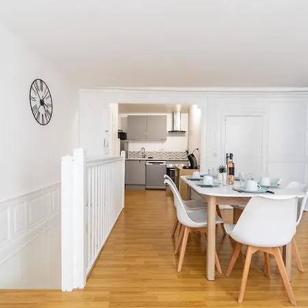 Le Double Pirou # 2 # Halte Auvergne 아파트 티에르