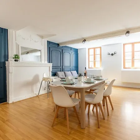 Le Double Pirou # 2 # Halte Auvergne 아파트 티에르